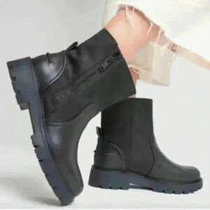 UGG POLK BOOT BLACK SIZE 7 NWOT
